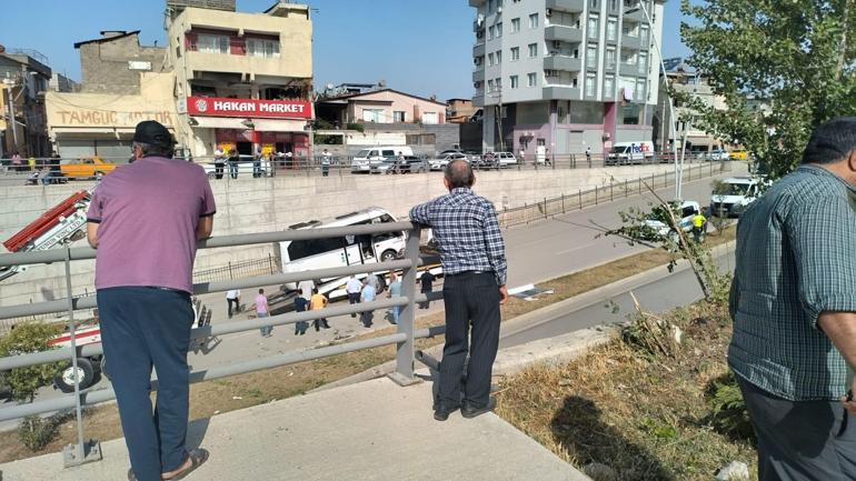 Adanada yolcu minibüsü alt geçide düştü