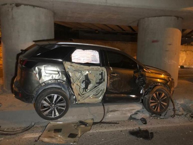 Bakırköyde alt geçide takılan TIR otomobili sıkıştırıp devrildi