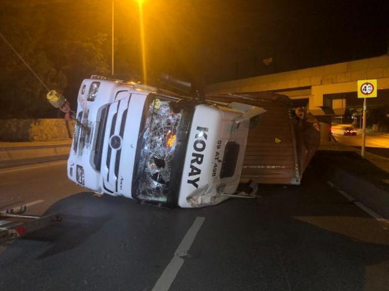 Bakırköyde alt geçide takılan TIR otomobili sıkıştırıp devrildi