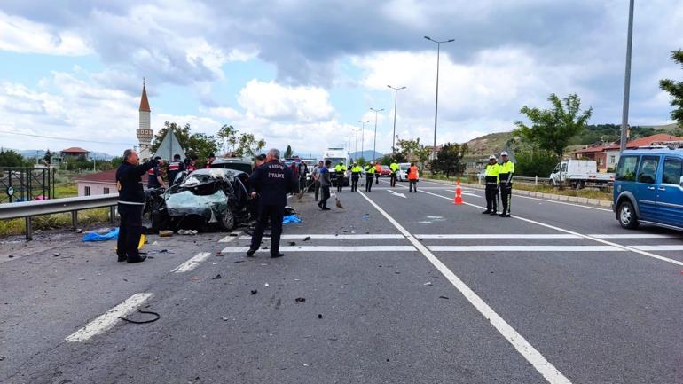 Otomobil kamyona çarptı: 4 ölü, 1 yaralı