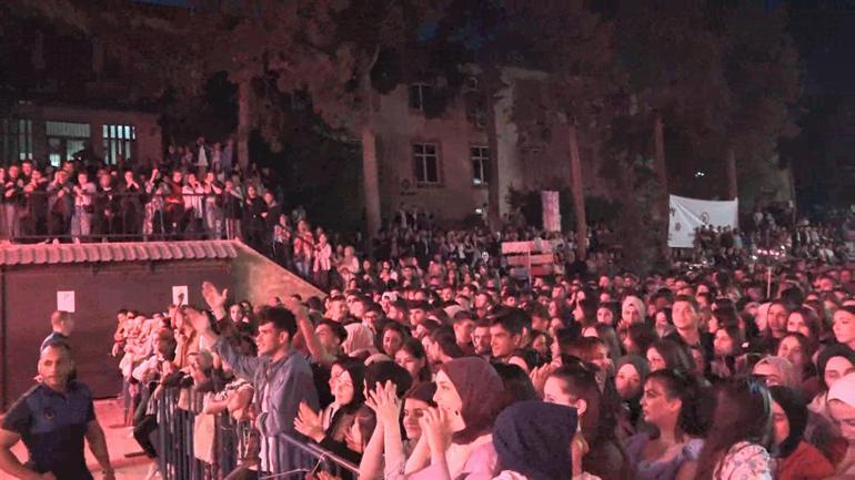 Bilecik’te konser ertelendi, binlerce kişi şehitler için yürüdü