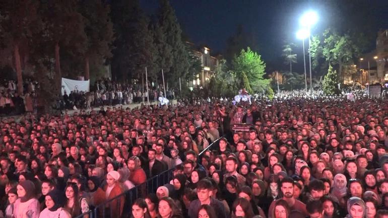 Bilecik’te konser ertelendi, binlerce kişi şehitler için yürüdü