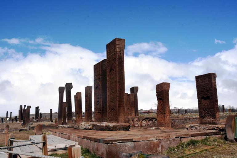 Ahlattaki mezar taşları Türk tarihini okumayı öğretiyor