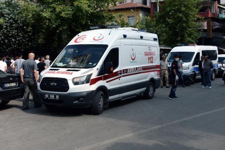 Sokakta yürüyen eşi ile yanındaki arkadaşını bacaklarından vurdu