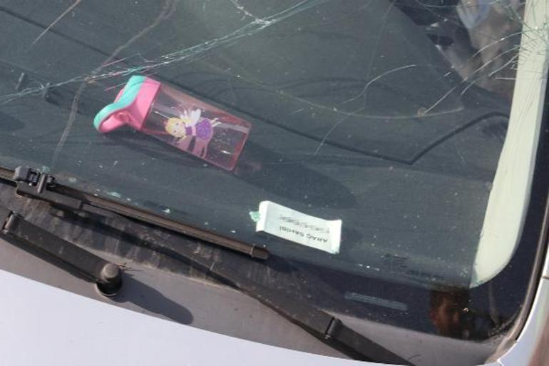 Otomobil direğe çarptı; Derya öğretmen ile kızı öldü, oğlu yaralı