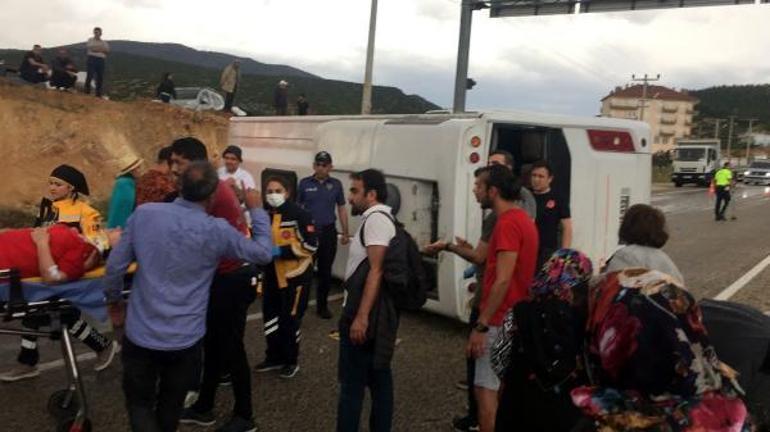 Antalya’da tur midibüsü devrildi: 22 yaralı