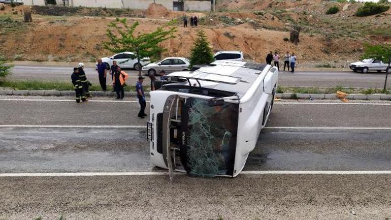 Antalya’da tur midibüsü devrildi: 22 yaralı