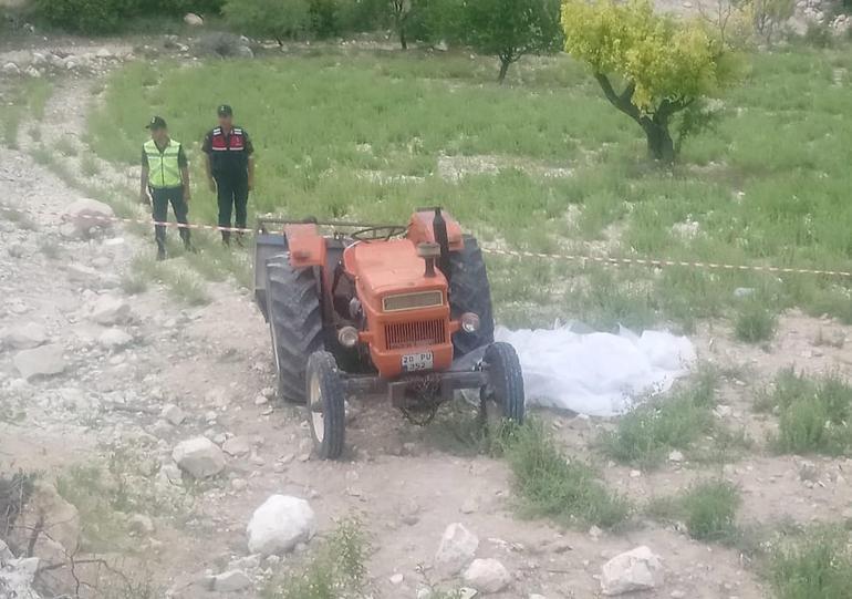 Traktör kazasında ölen kadın, babasıyla aynı kaderi paylaştı