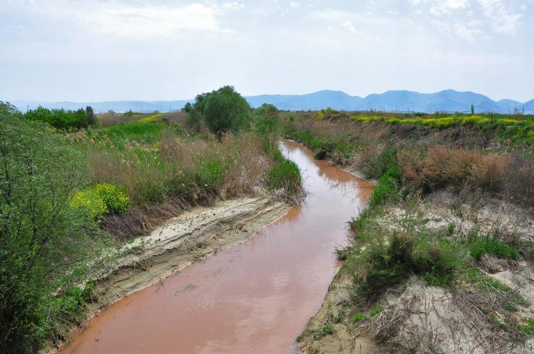 Nif Çayı, kamyondan dökülen atıklar nedeniyle kırmızı akmış
