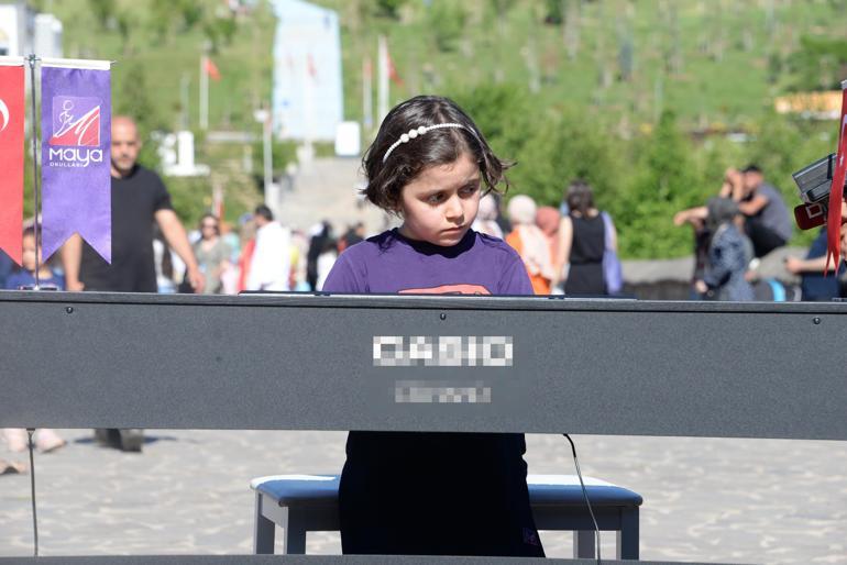 Tarihi On Gözlü Köprüde 8 yaşındaki Delalden piyano resitali