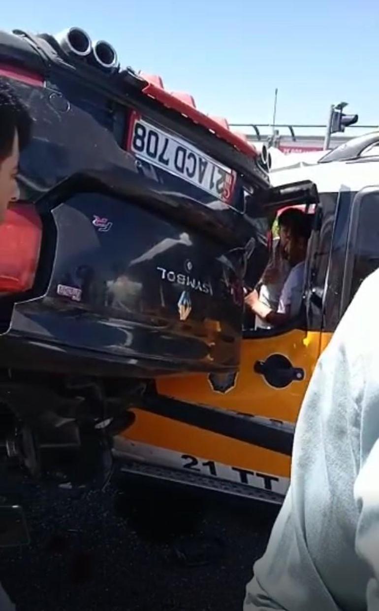 Diyarbakırda takla atan otomobil, taksiye çarptı: 1 ölü, 2 yaralı