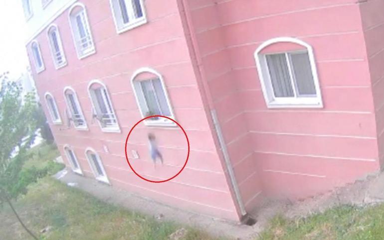 3 yaşındaki Omar’ın 5’inci kattan düşme anı kamerada