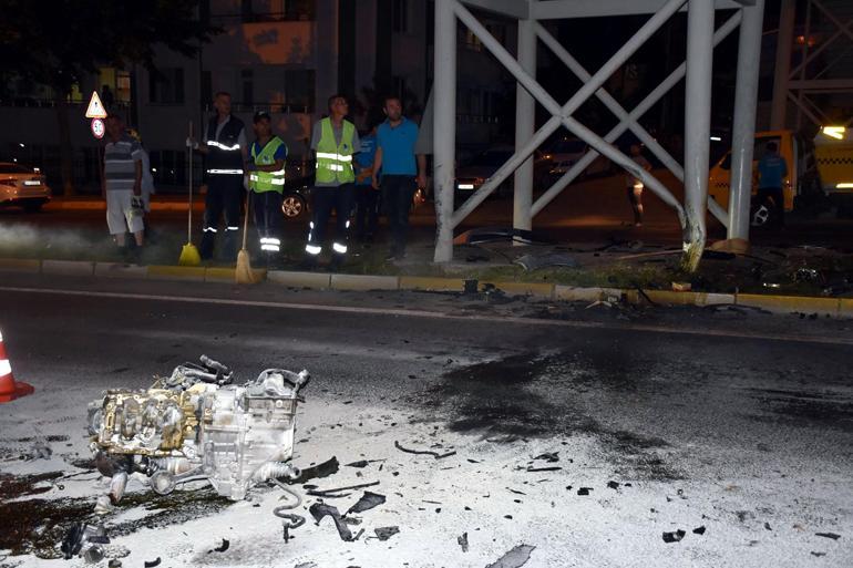 Direğe çarpan otomobilin motoru yerinden fırladı: 6 yaralı