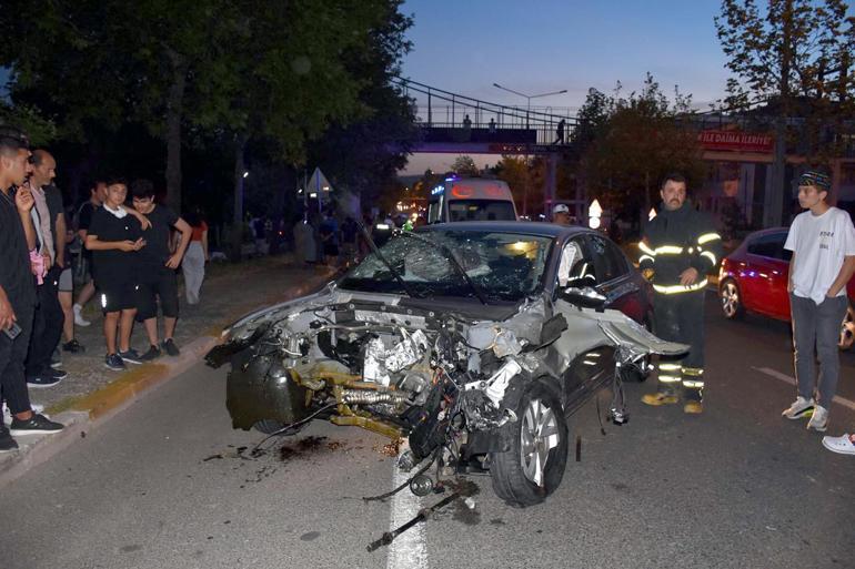 Direğe çarpan otomobilin motoru yerinden fırladı: 6 yaralı