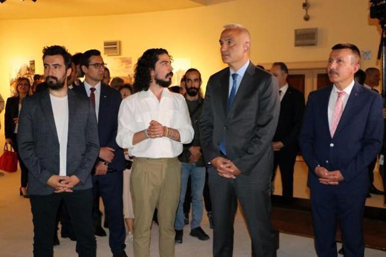 Bakan Ersoy, Başkent Kültür Yolu Festivali sergilerini gezdi