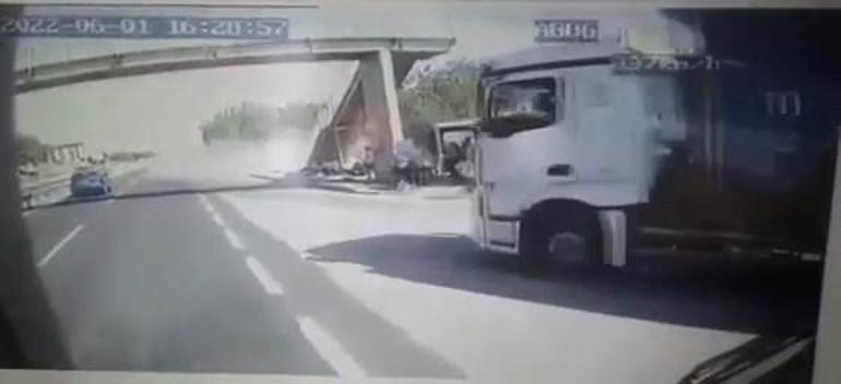 Kumburgazda 2 öğrencinin öldüğü kaza anı araç kamerasında