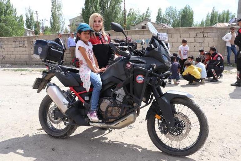 Yunus timi çocuklarla ip atlayıp, misket oynadı