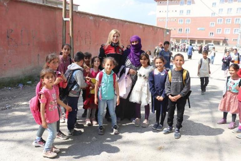 Yunus timi çocuklarla ip atlayıp, misket oynadı
