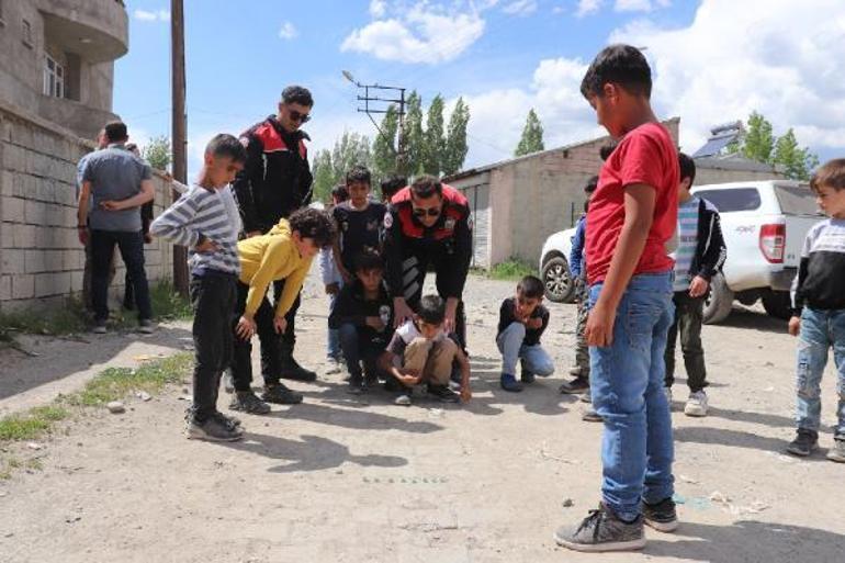 Yunus timi çocuklarla ip atlayıp, misket oynadı