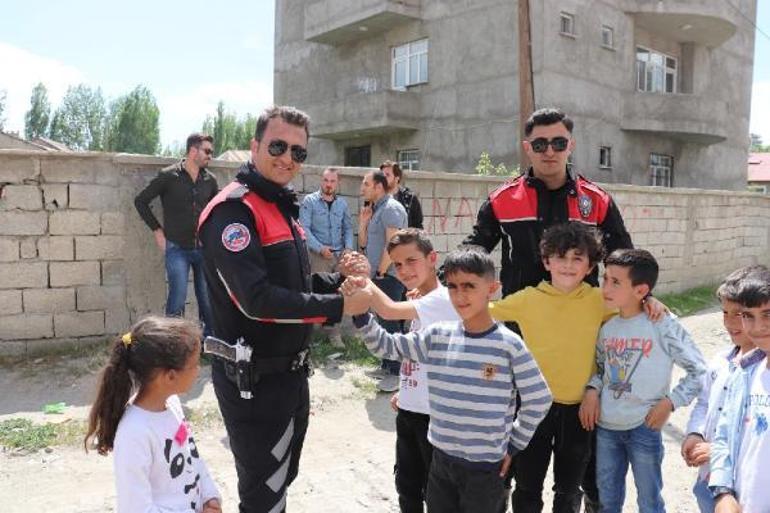 Yunus timi çocuklarla ip atlayıp, misket oynadı