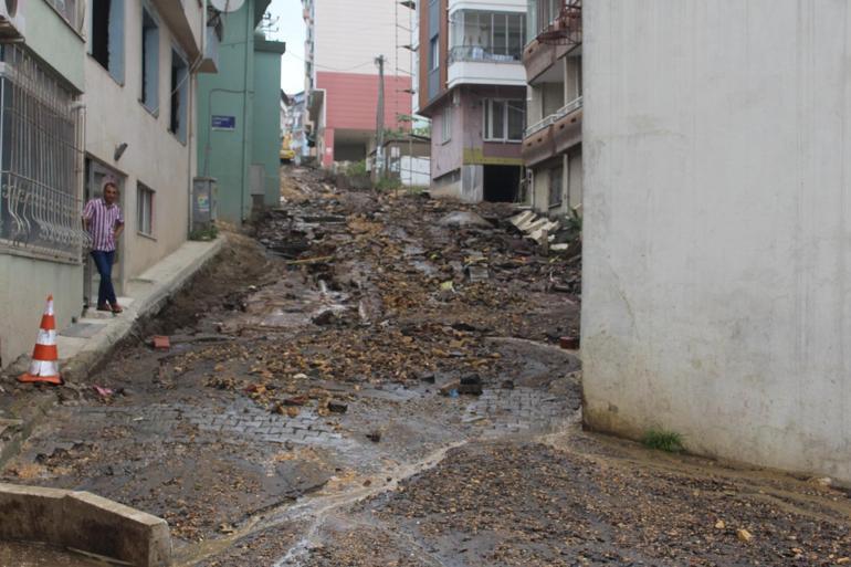 Orduda ana şebeke su borusu patladı; evi su bastı, yollar göle döndü