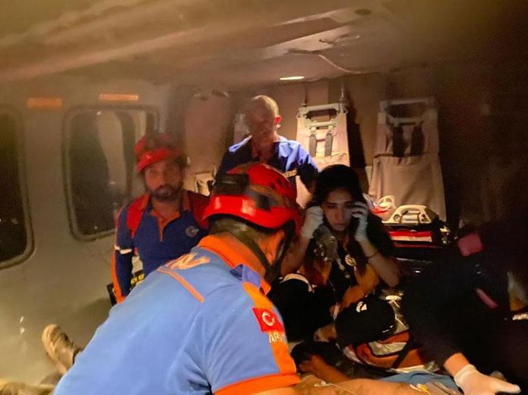 Sürüsüne saldıran kurda ateş ederken arkadaşını vurdu