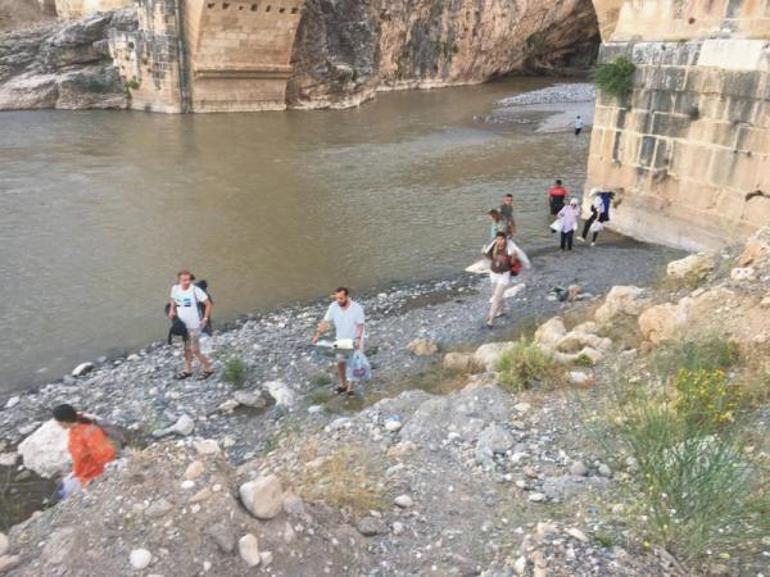 Kahta Çayında baraj kapakları açılınca mahsur kalan 14 kişi kurtarıldı