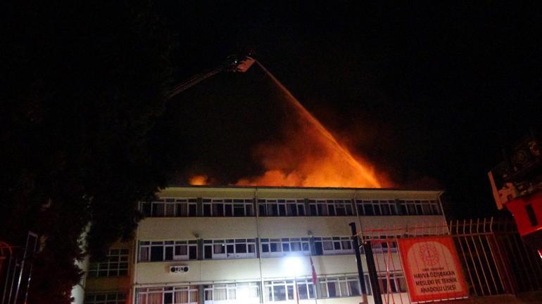 İzmirde okul çatısında yangın