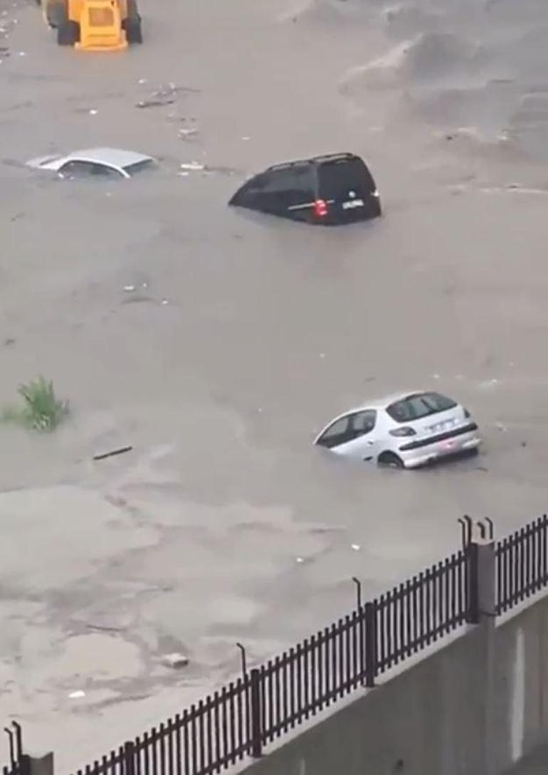 Ankarada sağanak; yolu su bastı, minibüstekiler iş makinesiyle kurtarıldı