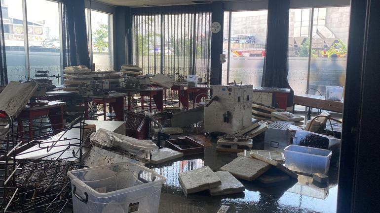 Ankarada sağanak; yolu su bastı, minibüstekiler iş makinesiyle kurtarıldı