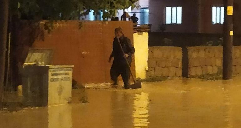 Gemerekte sağanak sele neden oldu; ev ve iş yerlerini su bastı