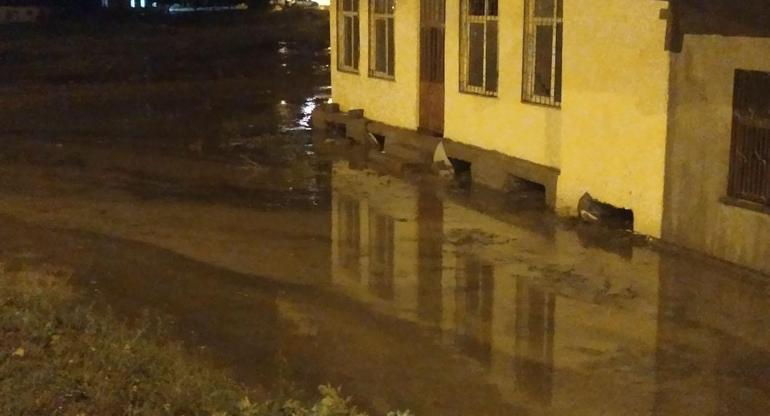 Gemerekte sağanak sele neden oldu; ev ve iş yerlerini su bastı