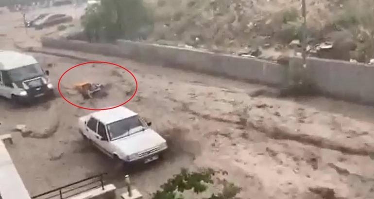 Ankarada sağanak; yolu su bastı, minibüstekiler iş makinesiyle kurtarıldı