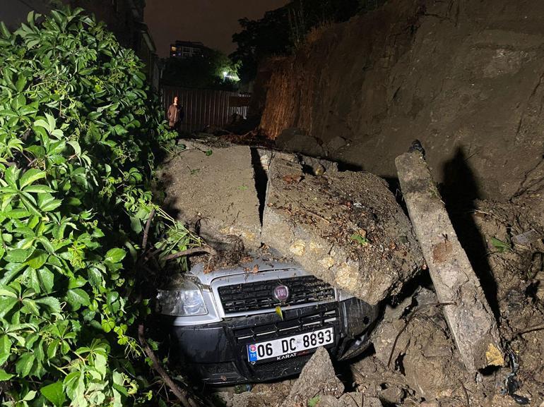 Ankarada sağanak; yolu su bastı, minibüstekiler iş makinesiyle kurtarıldı