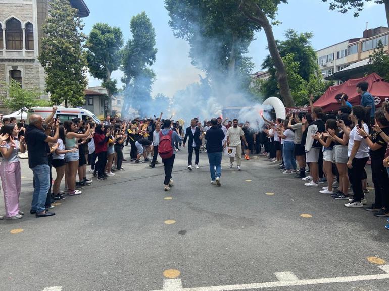 Süper Lige yükselen İstanbulspor, İstanbul Erkek Lisesinde öğrencilerle bir araya geldi