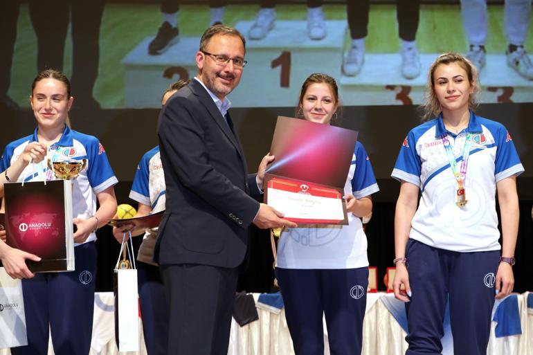 Bakan Kasapoğlu’ndan Anadolu Üniversitesi ve Eskişehirspor’a tesis sözü