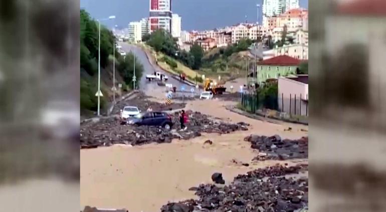 Ankarada sağanak; cadde ve sokaklar suyla doldu, ev ve iş yerlerini su bastı