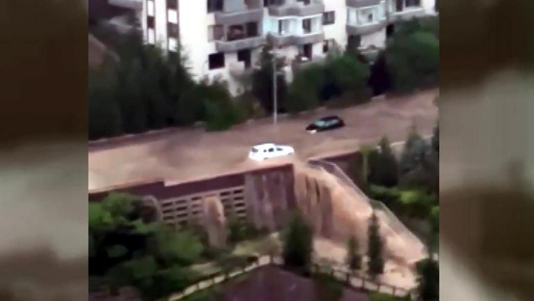 Ankarada sağanak; cadde ve sokaklar suyla doldu, ev ve iş yerlerini su bastı