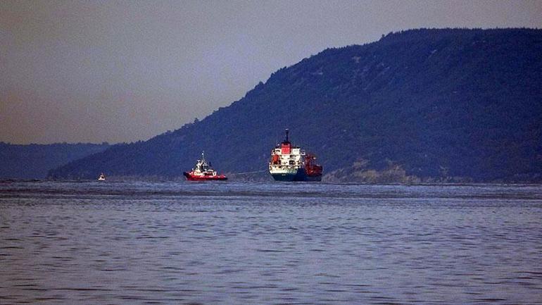 Çanakkale Boğazında makinesi arızalanan gemi demirletildi