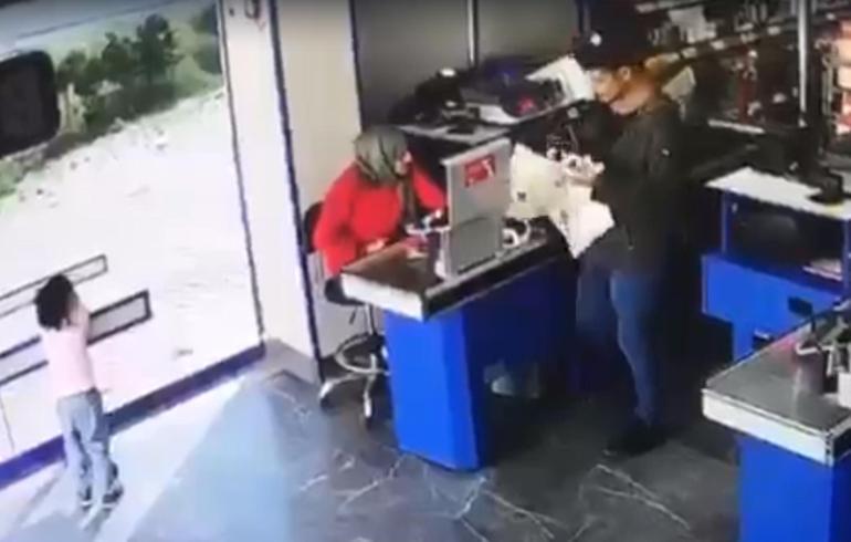 Markette silahlı soygun kamerada