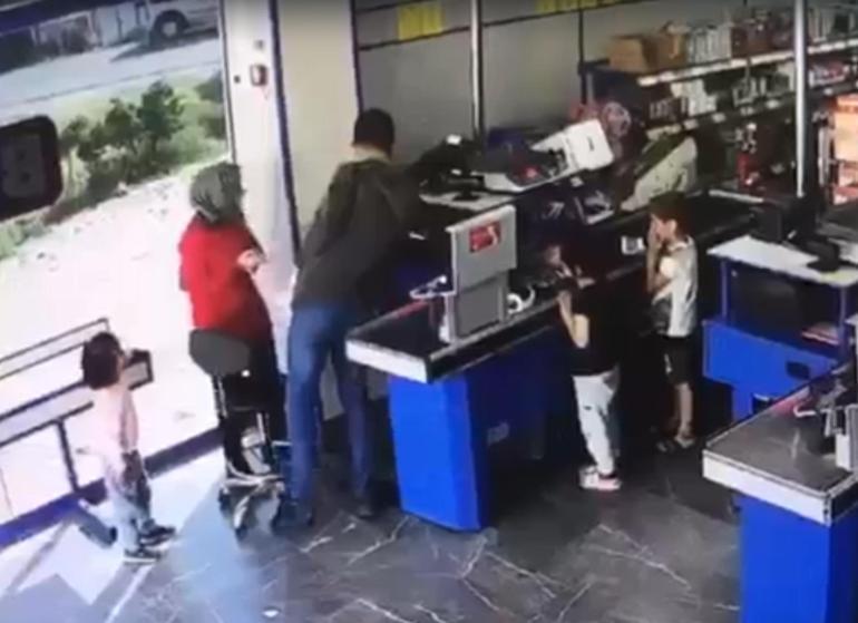 Markette silahlı soygun kamerada