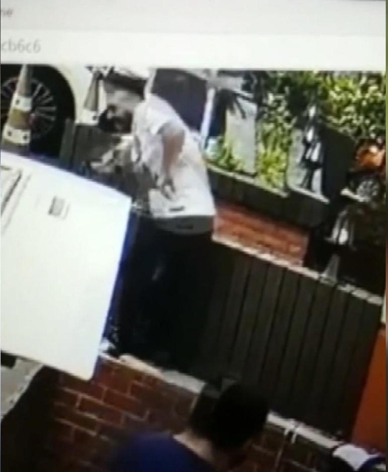 Şişlide yavrusunu korumak isteyen karga ortalığı birbirine kattı; 5 kişi kaçacak yer aradı