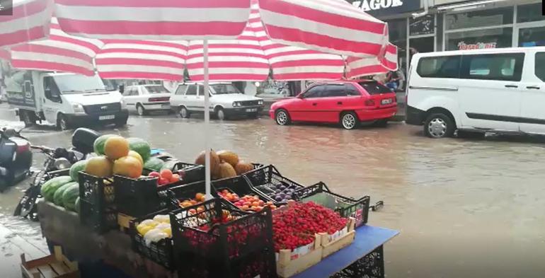 Erzincanda sağanak sele dönüştü