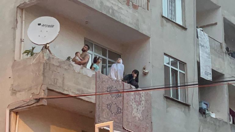 Arnavutköy’de yangında can pazarı bebeği atmaya çalıştı, son anda vazgeçti