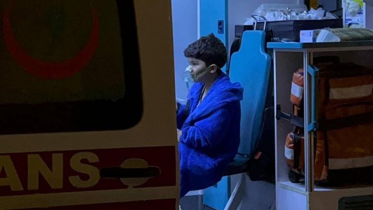 Arnavutköy’de yangında can pazarı bebeği atmaya çalıştı, son anda vazgeçti