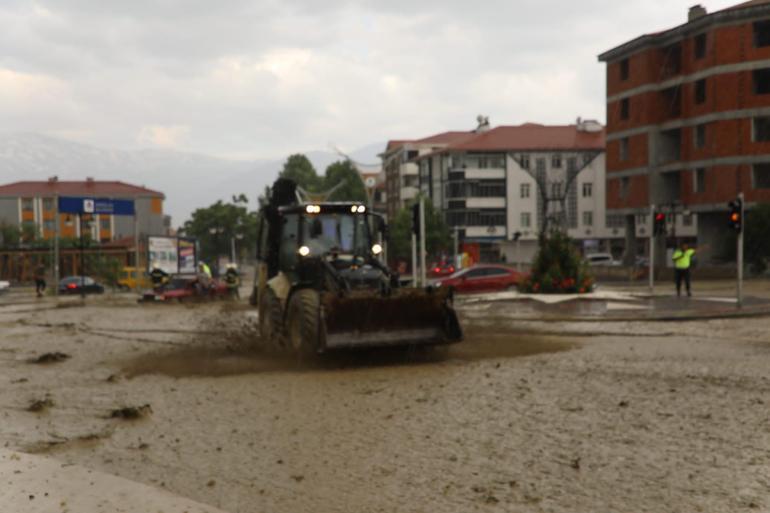 Erzincanda sağanak sele dönüştü