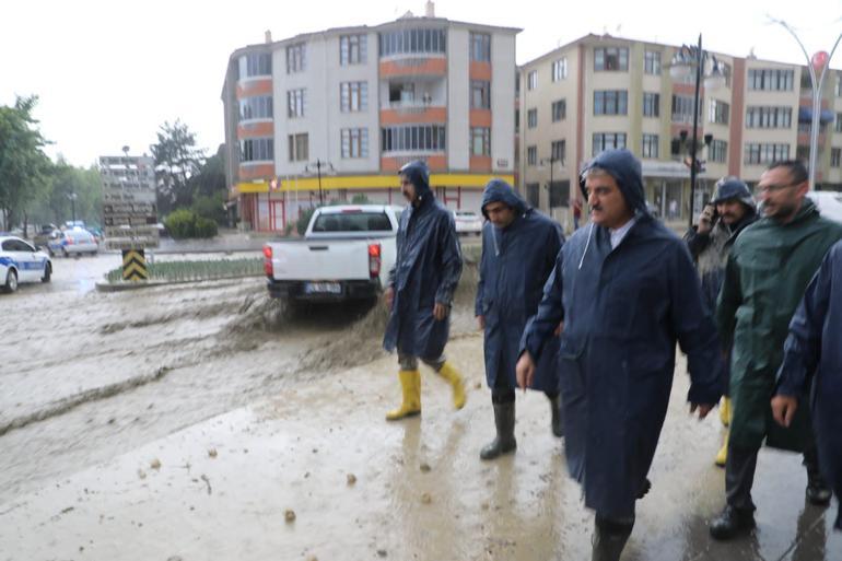 Erzincanda sağanak sele dönüştü