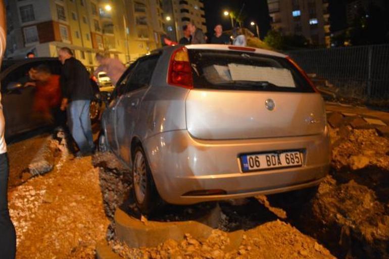 Bilecikte sağanak; toprak kaydı, 4 araç hasar gördü