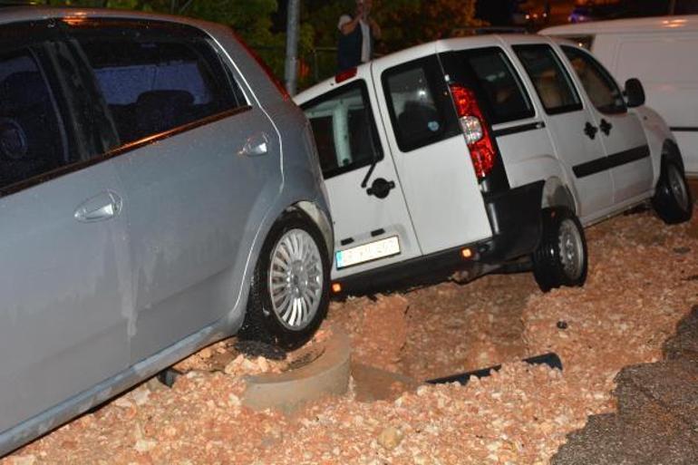 Bilecikte sağanak; toprak kaydı, 4 araç hasar gördü