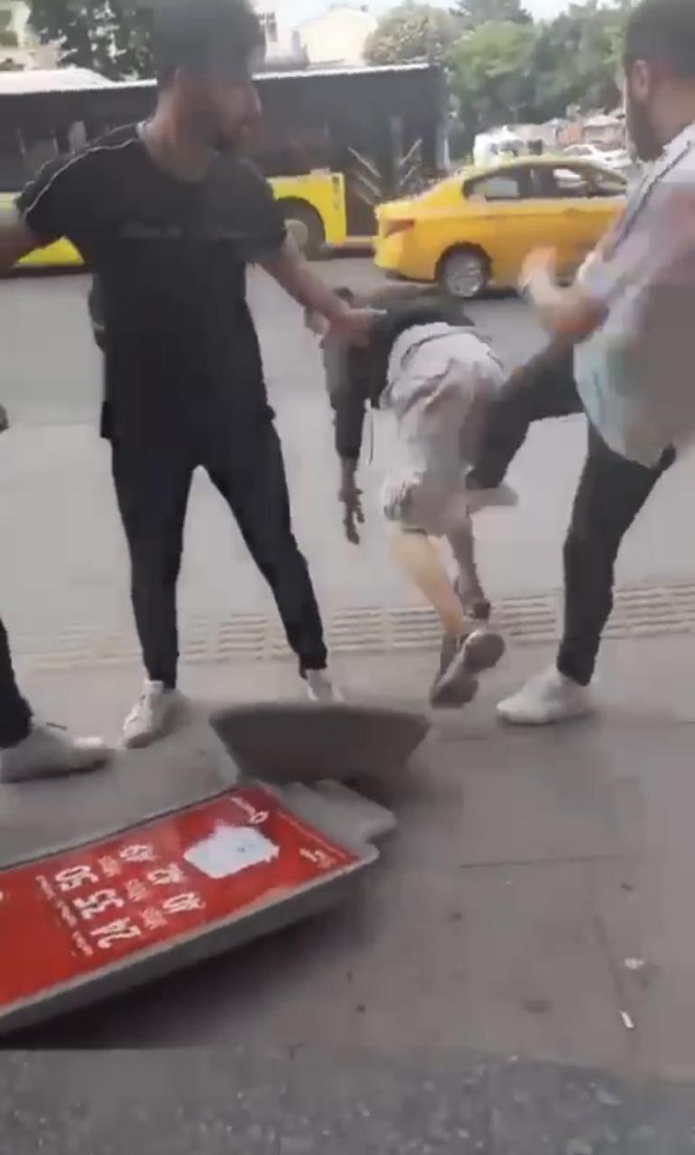 Fatihte sokak köpeğini araçların önüne atan kişiye dayak